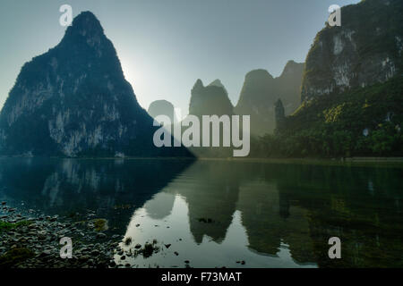 Calcare formazioni carsiche si riflette nel fiume Li Regione Guilin Guangxi, Cina LA007966 Foto Stock