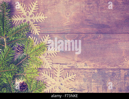 Vintage tonica decorazioni di Natale su sfondo di legno, copia dello spazio. Foto Stock