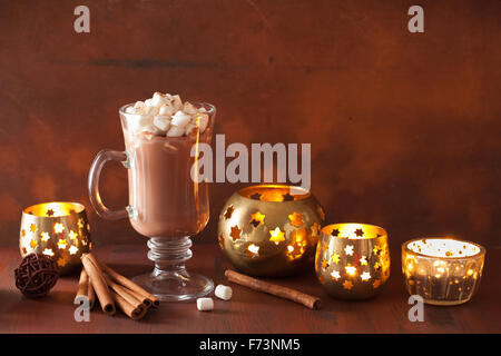 Cioccolata calda con mini marshmallows cannella bevanda invernale Foto Stock