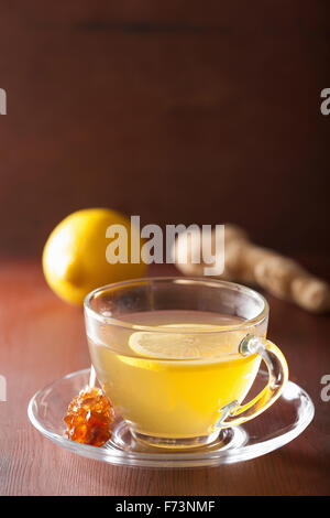 Limone caldo tè allo zenzero in tazza di vetro Foto Stock