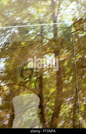 Manichino negozio dietro la finestra di vetro Foto Stock