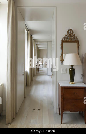 Vista di enfilade dalla camera da letto principale. Oriente 79, New York City, Stati Uniti. Architetto: Architettura di Haute DPC, 2014. Foto Stock