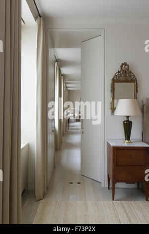 Vista di enfilade dalla camera da letto principale. Oriente 79, New York City, Stati Uniti. Architetto: Architettura di Haute DPC, 2014. Foto Stock