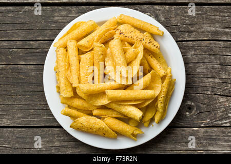 Laminati nacho chips sul tavolo Foto Stock