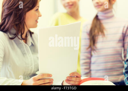 Chiudere fino a scuola i bambini con l'insegnante in classe Foto Stock