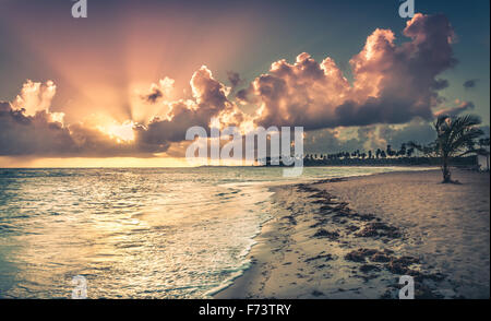 Bellissimo tramonto sul Mar dei Caraibi nella Repubblica Dominicana Foto Stock