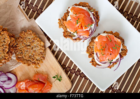 Frittelle di farina di grano saraceno con salmone salato e panna acida close up Foto Stock