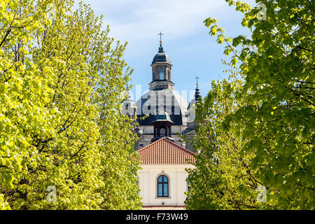 Il Monastero barocco di pazaislis a kaunas, Lituania visto attraverso gli alberi di verde Foto Stock