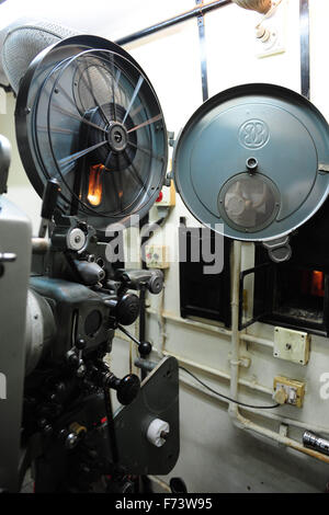 Proiettore di film, Cinema Liberty, Cinema, Cinema, Art Deco, linee marine, Bombay, Mumbai, Maharashtra, India, Asia Foto Stock