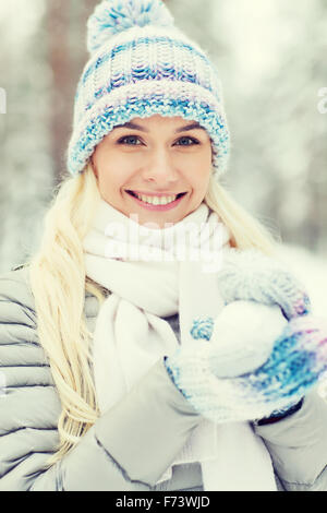 Sorridente giovane donna nella foresta di inverno Foto Stock