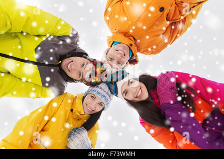 Happy amici in maschere da sci all'aperto Foto Stock