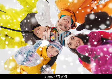 Happy amici in abbigliamento invernale all'aperto Foto Stock