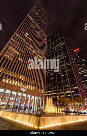 Vista notturna di grattacieli in Avenue of the Americas, Manhattan, New York, Stati Uniti d'America Foto Stock