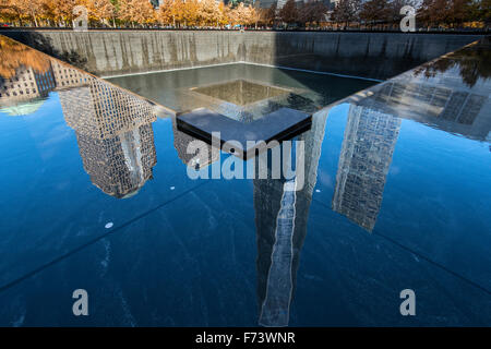 Piscina meridionale del National September 11 Memorial & Museum con One World Trade Center di riflesso, la parte inferiore di Manhattan, New York, Stati Uniti d'America