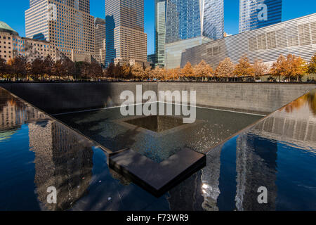 Piscina meridionale del National September 11 Memorial & Museum con One World Trade Center dietro, la parte inferiore di Manhattan, New York, Stati Uniti d'America