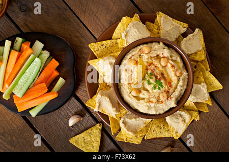 In casa sani hummus con olio di oliva e pita chips Foto Stock