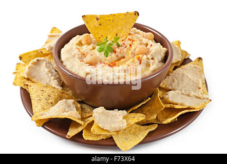 In casa sani hummus con olio di oliva e pita chips isolati su sfondo bianco Foto Stock