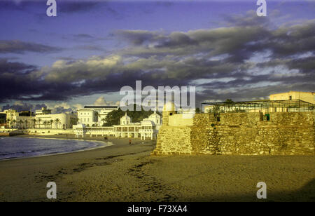 Tramonto sulla spiaggia Caleta, Cadiz, Spagna Foto Stock