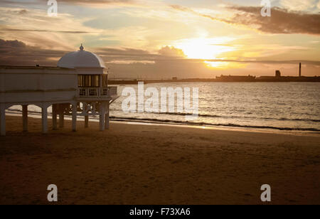 Tramonto sulla spiaggia Caleta, Cadiz, Spagna Foto Stock