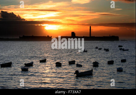 Tramonto sulla spiaggia Caleta, Cadiz, Spagna Foto Stock