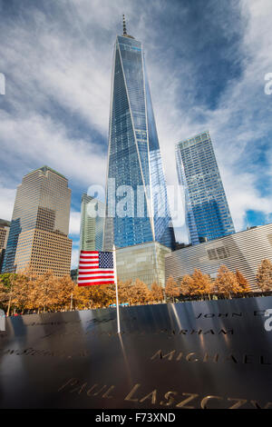 National September 11 Memorial & Museum con One World Trade Center o Freedom Tower, dietro la parte inferiore di Manhattan, New York, Stati Uniti d'America