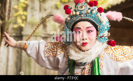 Chengdu, Pixian, nella provincia di Sichuan, Cina - 15 Nov 2015: attrice del Sichuan Opera posa davanti la sua performance. Foto Stock