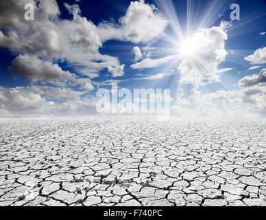 Colorato drammatico paesaggio con suolo incrinato e cielo blu Foto Stock