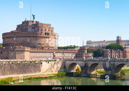 Paesaggio di Roma con Sant'Angelo ponte in estate Foto Stock