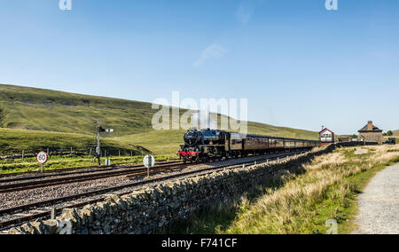 Il Fellsman treno a vapore, il Sherwood Forester a Blea Moor casella segnale Foto Stock