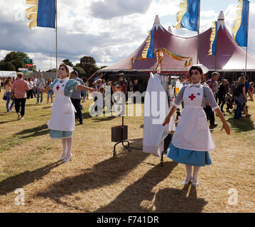 Balli da commedia infermieri, intrattenere la folla in su Blackheath Music Festival 2015. Foto Stock