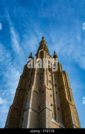 Torre della chiesa di Nostra Signora di Bruges in una bella giornata, Belgio Foto Stock