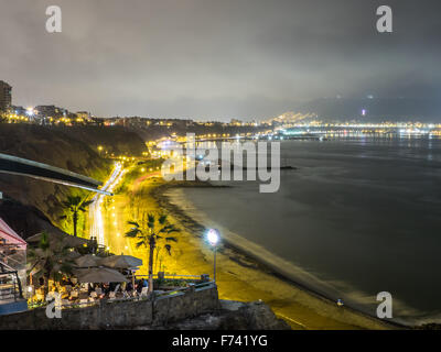 Notte a Lima guardando l'Oceano Pacifico e la Costa verde il traffico Foto Stock