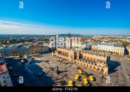 Vista aerea sulla piazza principale del mercato di Santa Maria la basilica di torre in Cracovia Foto Stock