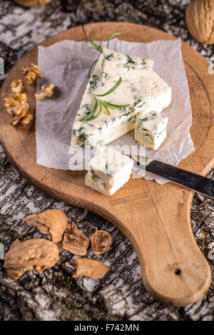Formaggio Gorgonzola con rosmarino e noci Foto Stock