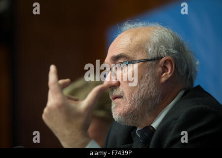 Ginevra, Svizzera. 25 Nov, 2015. Michel Jarraud, segretario generale dell'Organizzazione Meteorologica Mondiale (OMM), gli indirizzi di una conferenza stampa a Ginevra, Svizzera, nov. 25, 2015. La media globale della temperatura superficiale nel 2015 è probabilmente il più caldo su record e raggiungere la simbolica e significativa pietra miliare di 1 grado Celsius al di sopra del pre-industriale. Questo è dovuto ad una combinazione di un forte El Ni?o e riscaldamento globale indotto dall'uomo, secondo l'Organizzazione Meteorologica Mondiale (OMM). © Xu Jinquan/Xinhua/Alamy Live News Foto Stock