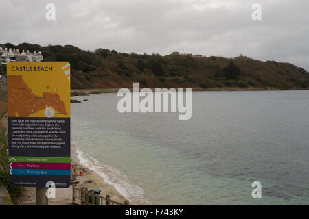 Castle Beach, Falmouth, Cornwall con Pendennis Point in background. Foto Stock