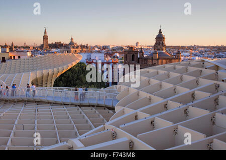 Parte superiore del Metropol Parasol, la cattedrale e la chiesa di Asunciòn,da Plaza de la Encarnación,Sevilla,Andalucia,Spagna Foto Stock