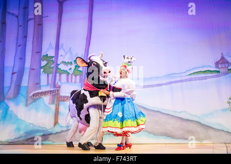 Hackney Empire Theatre, Londra, 25 novembre 2015. Hackney Empire presenta Jack e il Beanstalk come loro 2015 Natale pantomime. Londra più famoso panto star Hackney Empire la propria Olivier designato dame Clive Rowe come Dame Daisy Trott, Olivier Award-nominato Bodyguard attrice Debbie Kurup come Jack e Hackney Panto preferito Kat B come pupazzo di neve. Nella foto: Clive Rowe come Dame Trott a margherita con la mucca. Credito: Paolo Davey/Alamy Live News Foto Stock