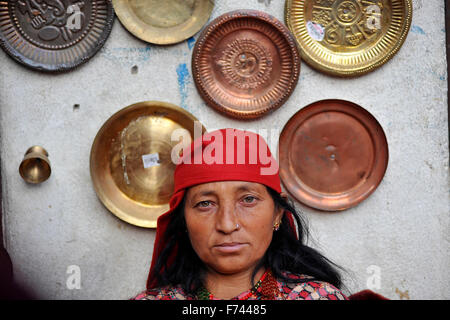 Kathmandu, Nepal. 25 Nov, 2015. Un ritratto di un Nepalese donna indù e chi è in digiuno sull'ultimo giorno di 'Adinath Mela' festival in Chovar. Nel mese di ottobre o di novembre da Kojagrat purnima a Kartik purnima, la gente visita tempio di Adinath al mattino e di eseguire particolari rituali puja e funzione rituale durante Adinath Mela. © Narayan Maharjan/Pacific Press/Alamy Live News Foto Stock