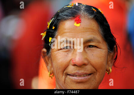 Kathmandu, Nepal. 25 Nov, 2015. Un ritratto di un devoto dopo i fiori è stato messo sulla sua testa, che è stato donato da Nepalese donna indù e chi è in digiuno sull'ultimo giorno di 'Adinath Mela' festival in Chovar. Nel mese di ottobre o di novembre da Kojagrat purnima a Kartik purnima, la gente visita tempio di Adinath al mattino e di eseguire particolari rituali puja e funzione rituale durante Adinath Mela. © Narayan Maharjan/Pacific Press/Alamy Live News Foto Stock