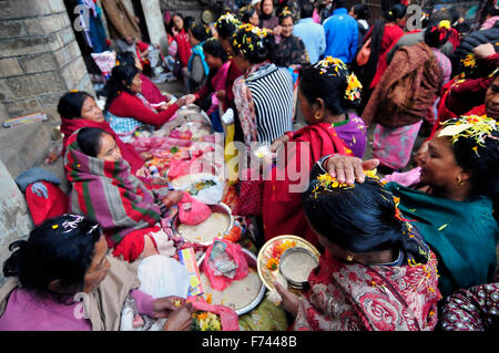 Kathmandu, Nepal. 25 Nov, 2015. I devoti mette fiori sulla sua testa, che è stato donato da Nepalese donna indù e chi è in digiuno sull'ultimo giorno di 'Adinath Mela' festival in Chovar. Nel mese di ottobre o di novembre da Kojagrat purnima a Kartik purnima, la gente visita tempio di Adinath al mattino e di eseguire particolari rituali puja e funzione rituale durante Adinath Mela. © Narayan Maharjan/Pacific Press/Alamy Live News Foto Stock