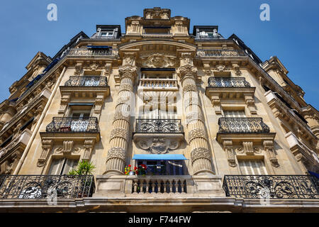 Architettura di Parigi: facciata haussmanniana e ornamenti nel dodicesimo arrondissement, riva destra Foto Stock