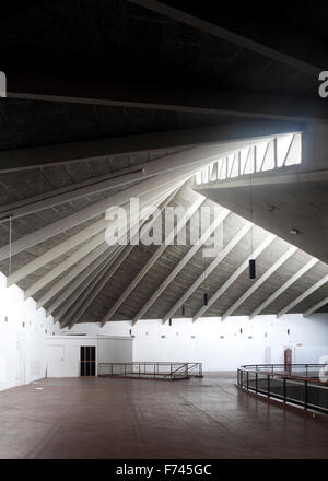 Dettaglio del soffitto nel Commonwealth Institute per essere convertito al nuovo Design Museum, Kensington, London, Regno Unito Foto Stock