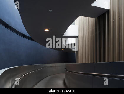 La passerella che conduce alla galleria spazio nella rotunda moderna estensione al Museo Nazionale di Singapore, 2005 ispirato da IM Pei Foto Stock