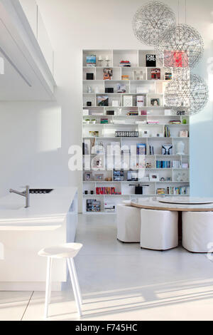 Aprire il piano zona pranzo e cucina con scaffali in una moderna casa bianca, Israele, Medio Oriente Foto Stock