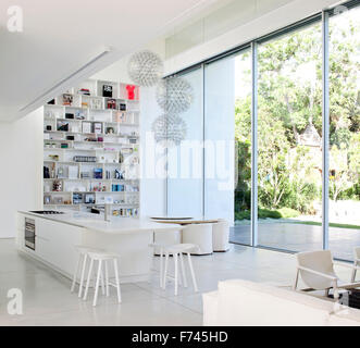 Aprire il piano zona pranzo e cucina con scaffali in una moderna casa bianca, Israele, Medio Oriente Foto Stock