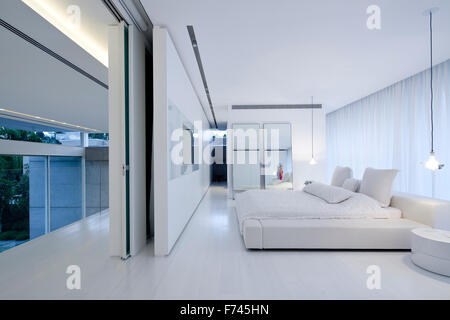 Freestanding letto doppio e schermo al plasma in una moderna casa bianca, Israele, Medio Oriente Foto Stock