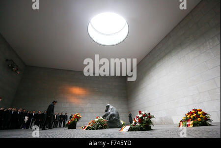 Berlino, Germania. 25 Nov, 2015. Presidente vietnamita Truong Tan Sang stabilisce una corona al Neue Wache di Berlino, Germania, 25 novembre 2015. Foto: KAY NIETFELD/dpa/Alamy Live News Foto Stock