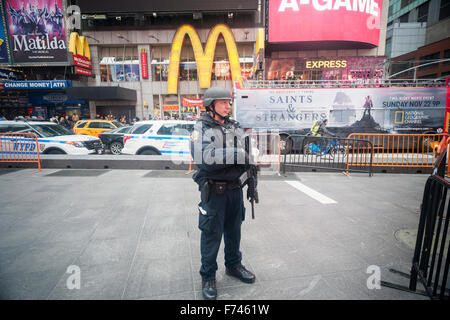 Ufficiali dal NYPD team Hercules guardia in Times Square domenica 22 novembre, 2015. Il New York Police Dept. si è lamentato della sicurezza nella scia della Parigi degli attacchi terroristici. (© Richard B. Levine) Foto Stock