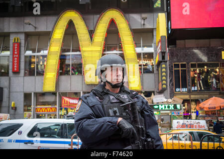 Ufficiali dal NYPD team Hercules guardia in Times Square domenica 22 novembre, 2015. Il New York Police Dept. si è lamentato della sicurezza nella scia della Parigi degli attacchi terroristici. (© Richard B. Levine) Foto Stock